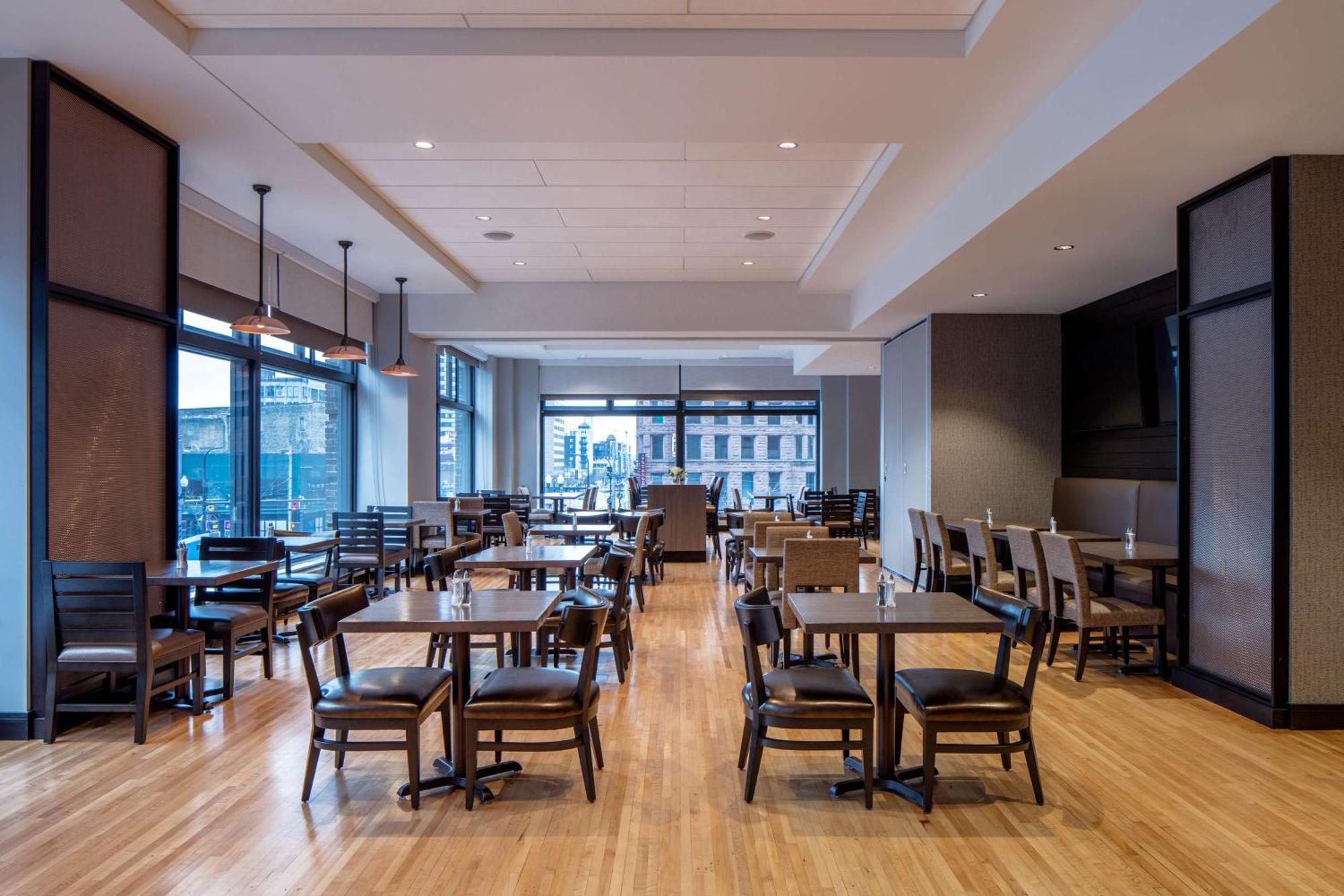 Embassy Suites By Hilton Minneapolis Downtown Hotel Екстер'єр фото